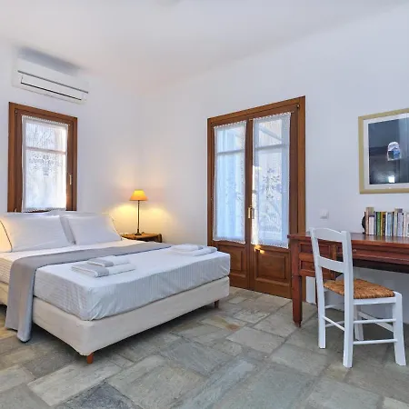 Golden Paros מלון 4*