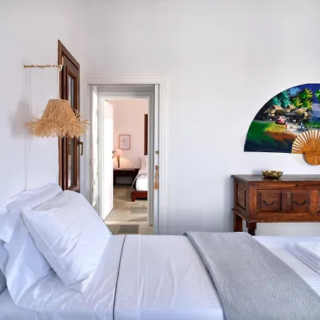 Golden Paros מלון 4*